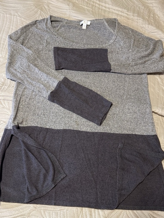 CC Boutique Tops - Medium & Dark Gray Woman’s long shirt, Size Small by CC. Long Sleeve
